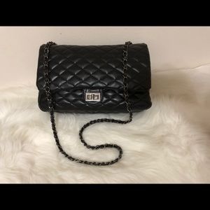 Black quinlted purse. Shoulder bag